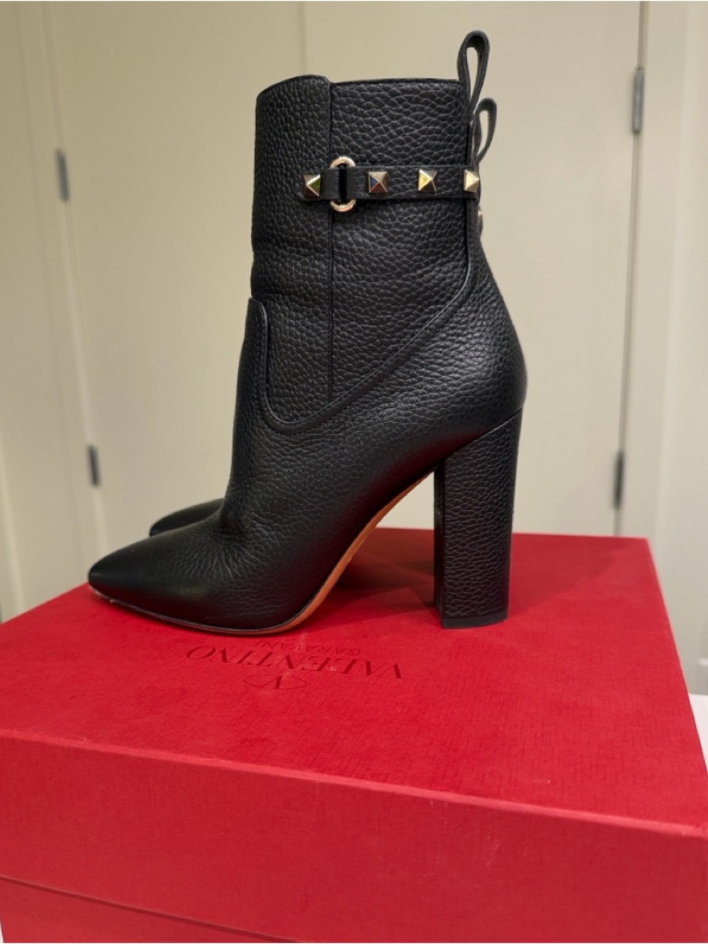 Valentino Garavani Rockstud Black Leather Heeled Ankle Boot 100mm Size 7.5 + Box - Picture 4 of 10